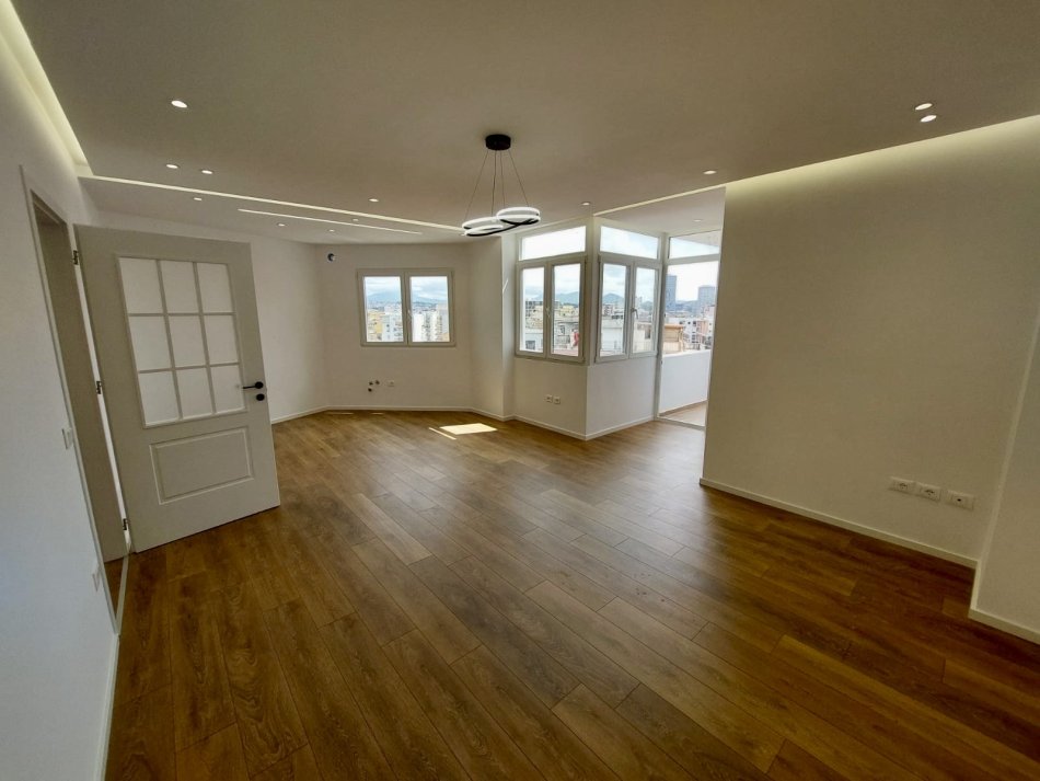 Shitet Apartament 2+1+2 te Rr, Barrikadave