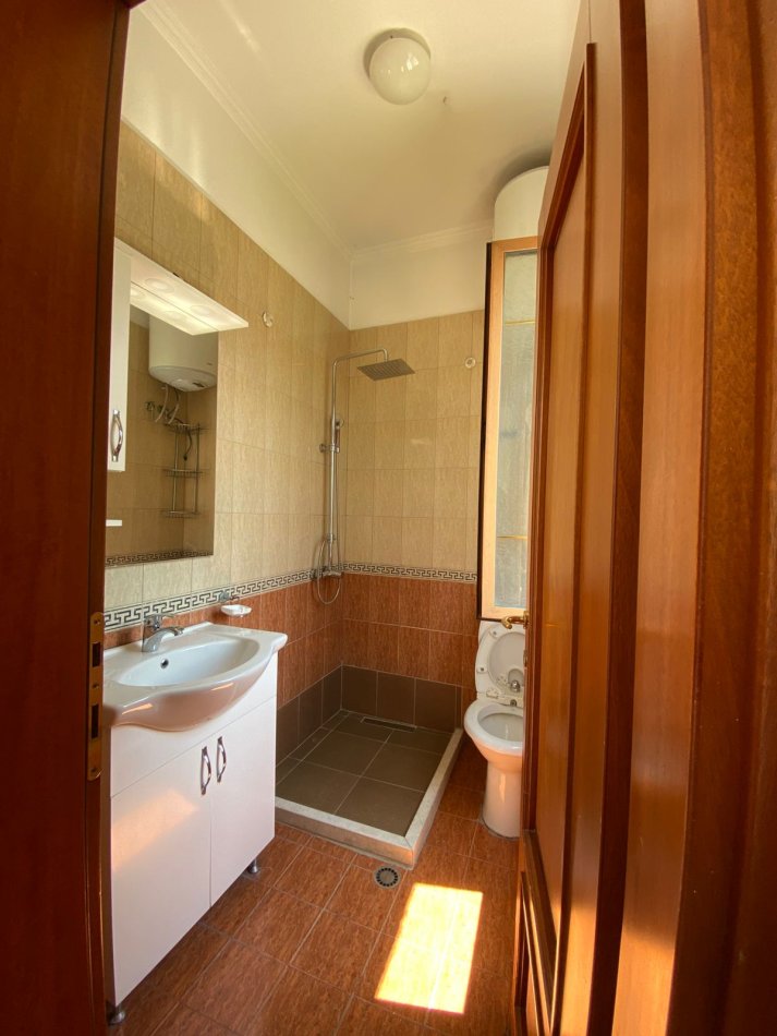 Tirane, jepet me qera Vile 4+1 Kati 1, 270 m² 2.500 € (don bosko)
