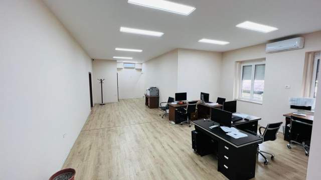 Tirane, jepet me qera zyre Kati 1, 180 m² 2.500 Euro (Rruga Reshit Collaku)