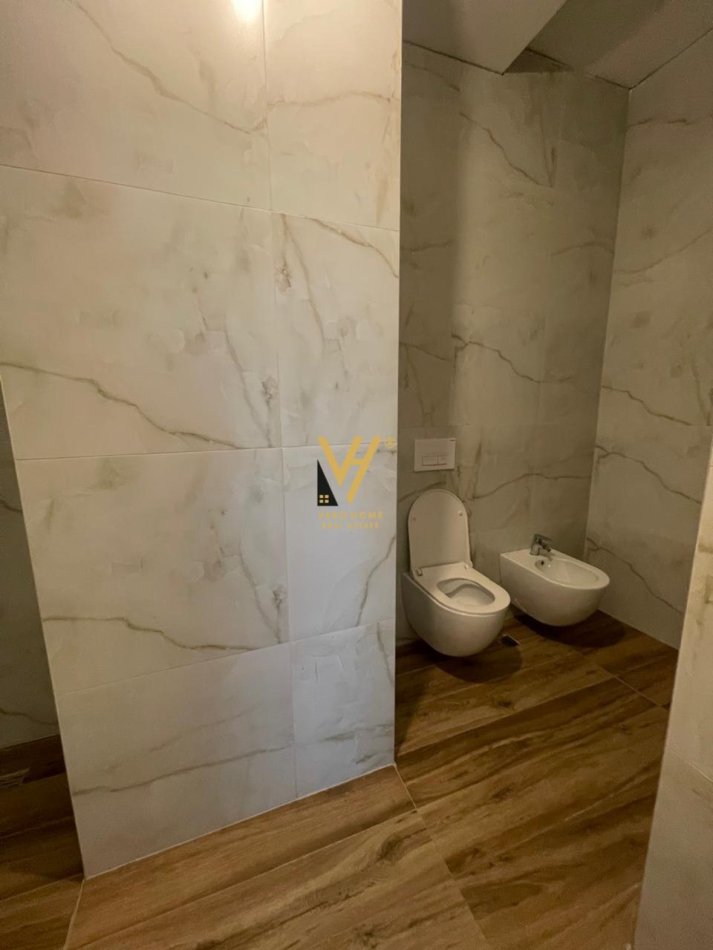 Tirane, jepet me qera zyre Kati 10, 115 m² 600 € (21 DHJETORI , KOMPLEKSI KONTAKT)