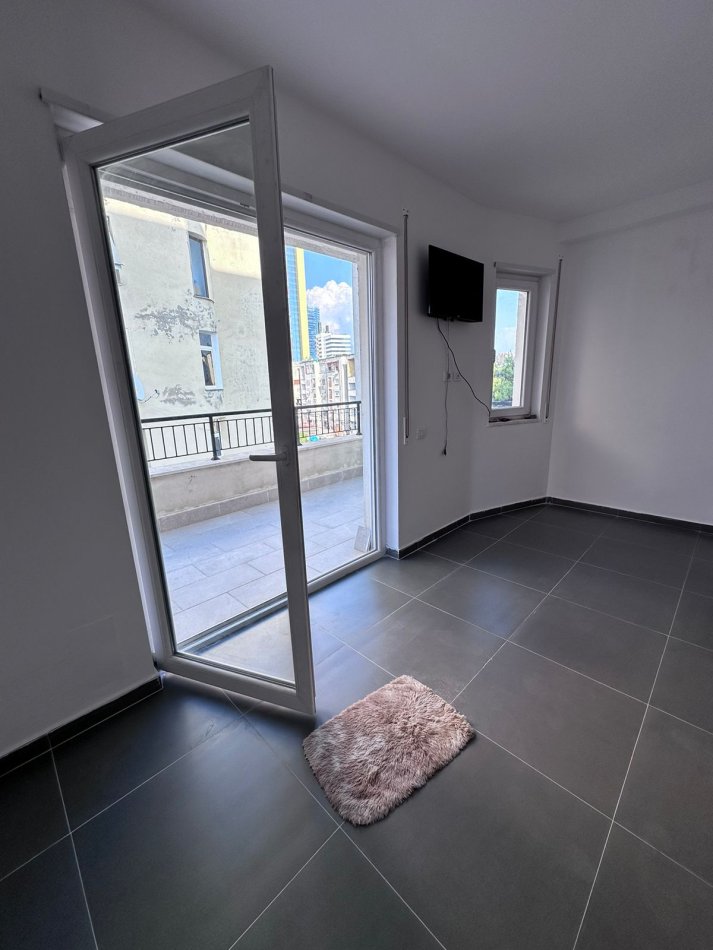Tirane, jepet me qera ambjent per zyra , Kati 4, 110 m² 600 € (Qender )
