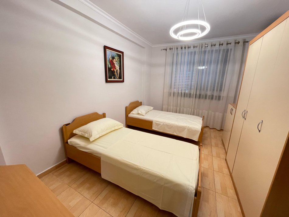 Tirane, jepet me qera apartament 2+1 Kati 5, 95 m² 650 € (21 dhjetori)
