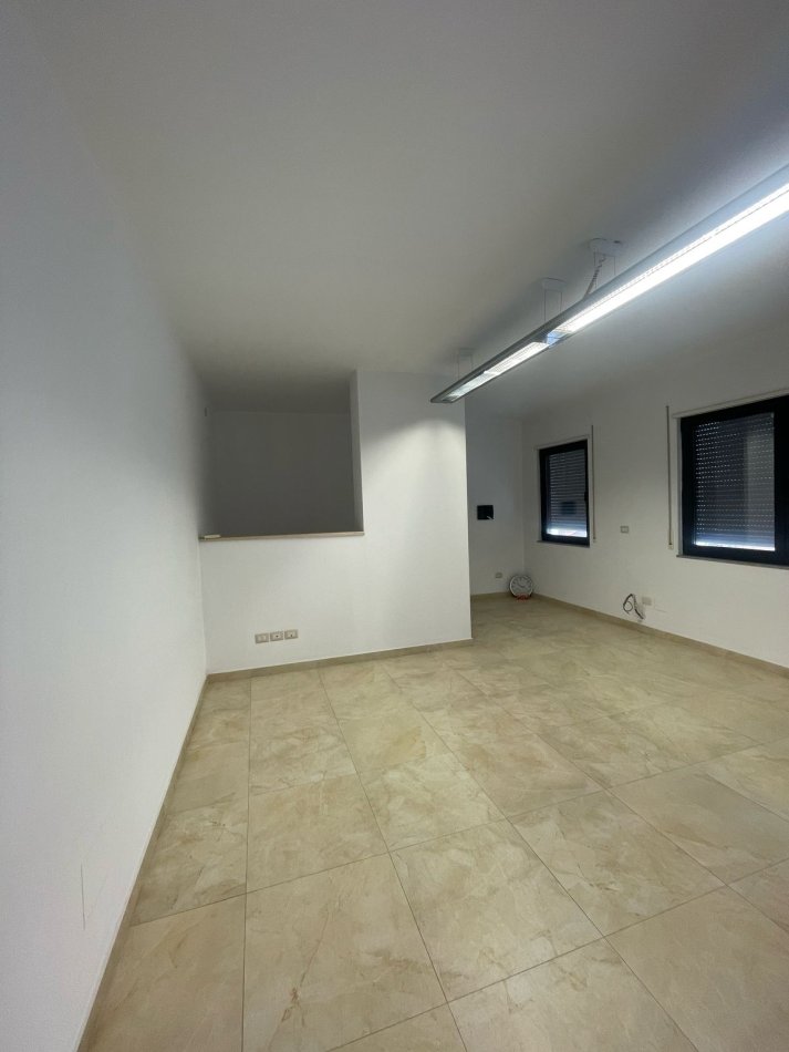 Durres, jepet me qera ambjent biznesi Kati 3, 106 m² 500 € (Poliklinika Durres)