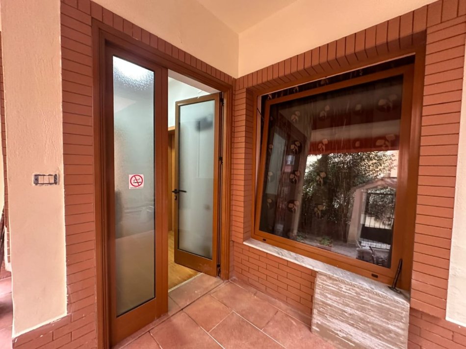 Tirane, jepet me qera apartament 1+1+Ballkon Kati 1, 60 m² 380 € (Rruga Rexhep Jella)