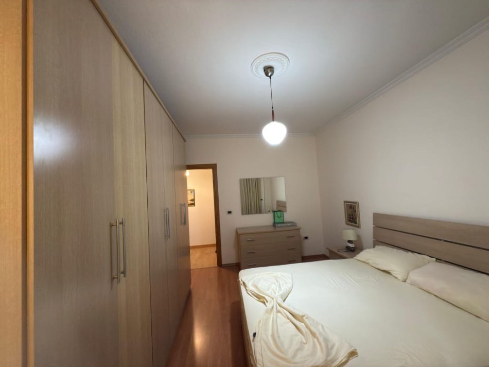 Tirane, jepet me qera apartament 2+1 , 80 m² 800 € (rruga nikolla tupe)
