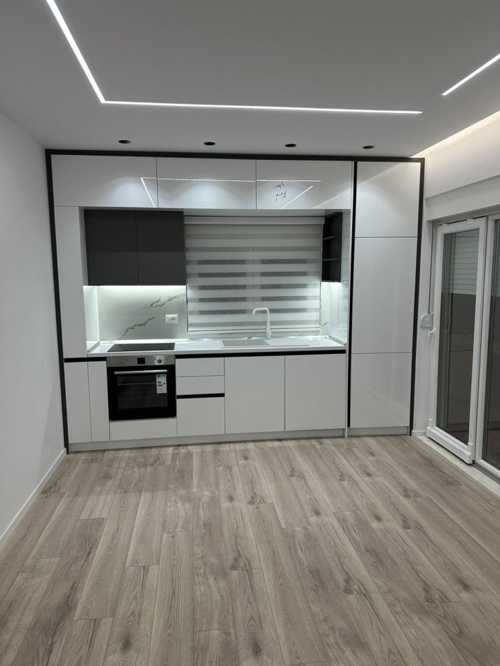 Tirane, jepet me qera zyre Kati 3, 64 m² 800 € (bllok)