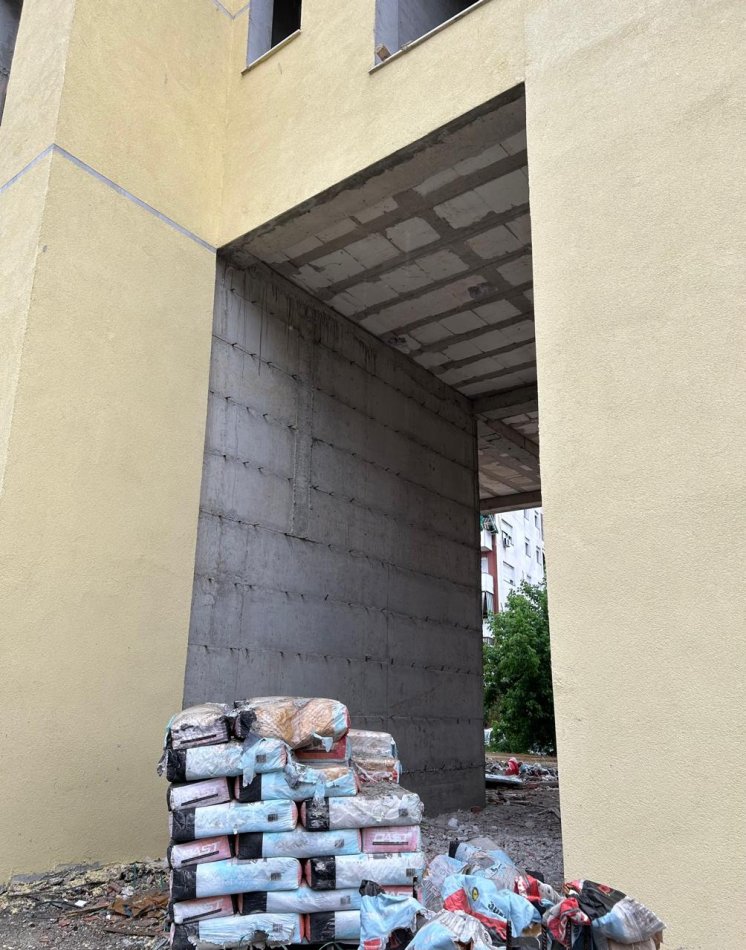 Shitet Ambient Biznesi 📍Xhamia Xhura 📐  74.1m2 🏢 Kati: 0