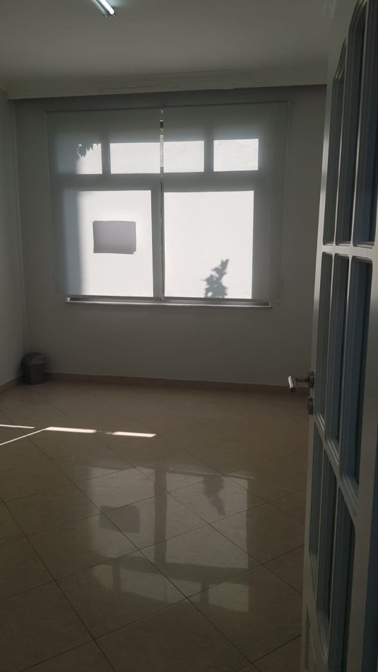 Tirane, jepet me qera ambjent biznesi Kati 2, 650 € (Kongresi Manastirit)