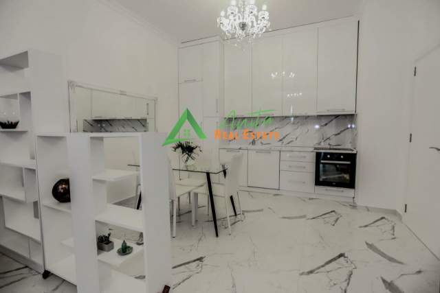 Tirane, jepet me qera apartament 1+1+BLK Kati 5, 78 m² 700 Euro (Rruga e Kavajes)