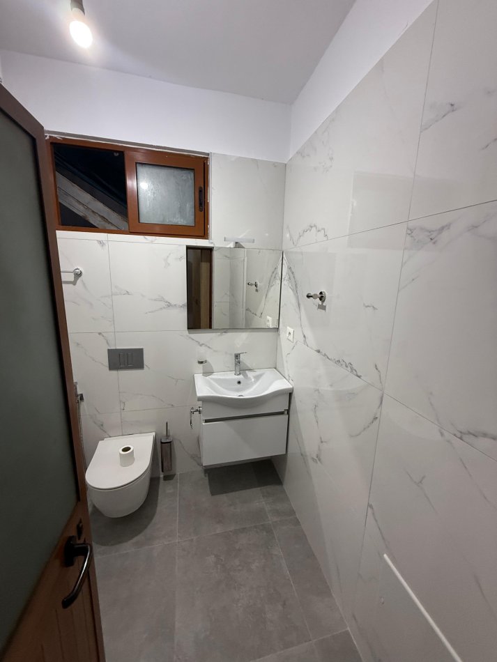 Tirane, jepet me qera apartament 2+1 Kati 1, 70 m² 400 € (selit)