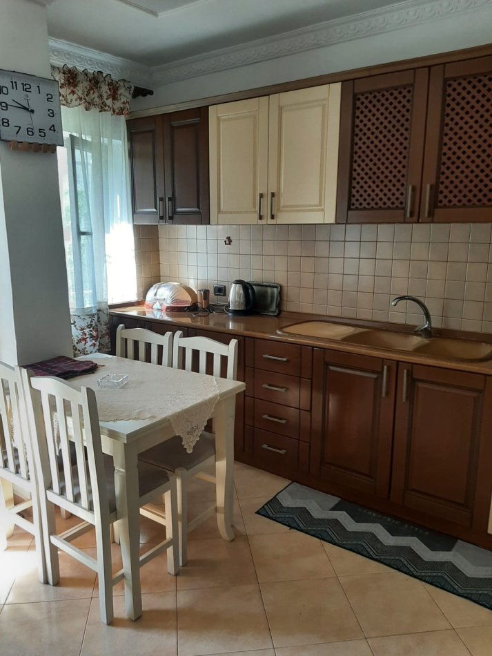 Tirane, jepet me qera apartament 1+1 Kati 1, 66 m² 500 € (Brryli)
