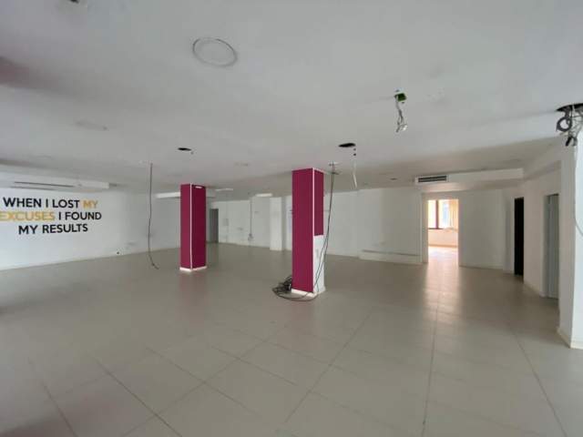 Tirane, jepet me qera ambjent biznesi Kati 1, 500 m² 15 Euro /m2  , ne Bllok