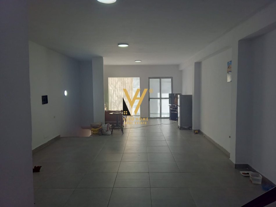 Tirane, shitet dyqan Kati 0, 140 m² 156.000 € (SHKOLLA E BASHKUAR)