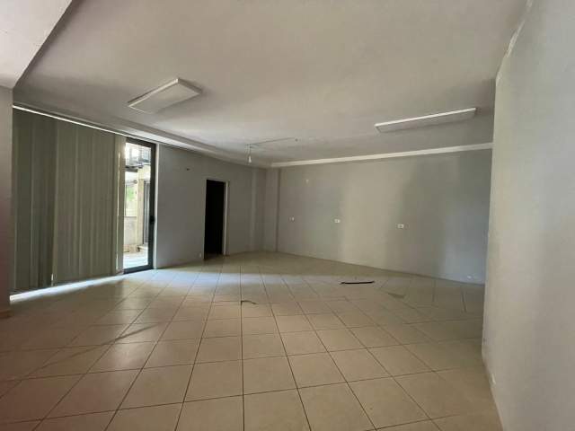 Tirane, jepet me qera zyre Kati 1, 200 m² 1.200 Euro (Faik Konica)