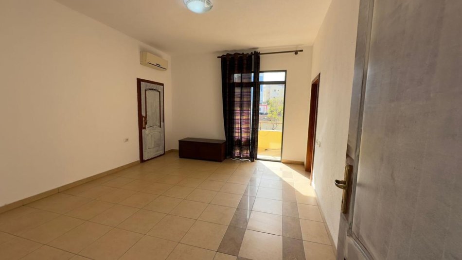Tirane, jepet me qera ambjent biznesi Kati 3, 135 m² 700 € (Rruga e Kavajes)