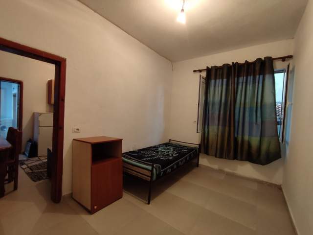 Tirane, jepet me qera apartament 2+1 Kati 1, 80 m² 300 Euro (stacioni trenit)