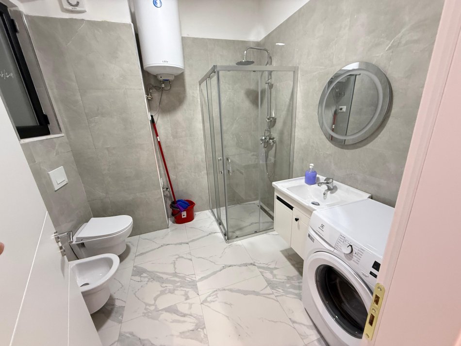 Tirane, jepet me qera apartament 1+1 Kati 5, 65 m² 450 € (astir)