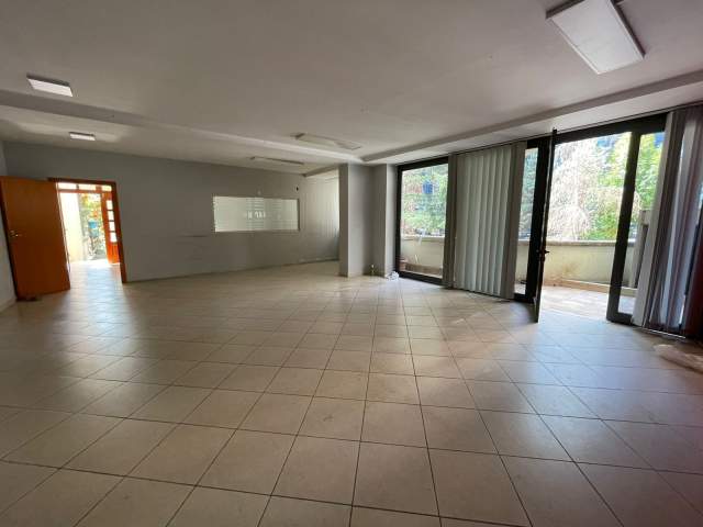 Tirane, jepet me qera zyre Kati 1, 200 m² 1.200 Euro (Faik Konica)