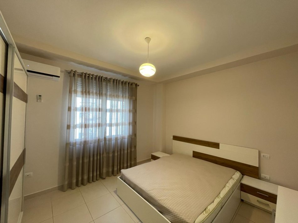 Durres, jepet me qera apartament 1+1, Kati 4, 65 m2 400 € (Rruga Portit Durres)