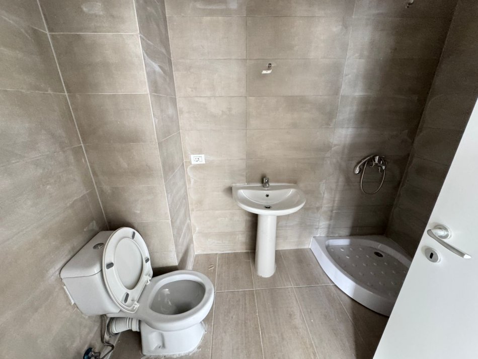 Tirane, jepet me qera apartament 2+1 Kati 7, 80 m² 400 € (rruga 5 maji)