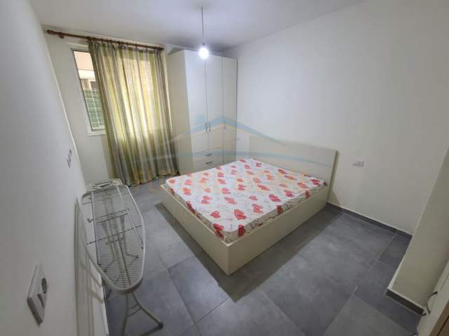 Tirane, jepet me qera apartament 2+1+BLK Kati 1, 90 m² 300 Euro (Fresku)