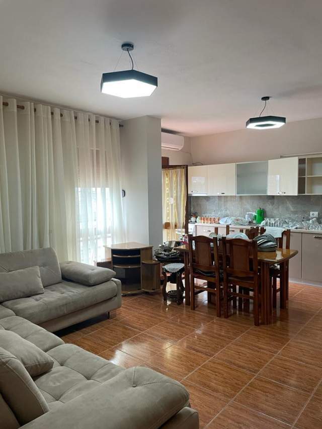 Tirane, jepet me qera apartament 1+1+BLK Kati 10, 75 m² 450 Euro