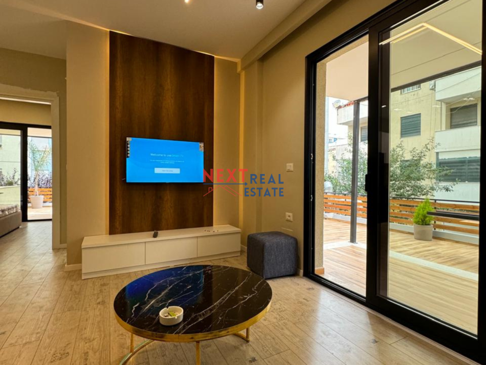 Vlore, jepet me qera apartament 1+1+Ballkon Kati 2, 700 € (KOMBINATI I PESHKUT)