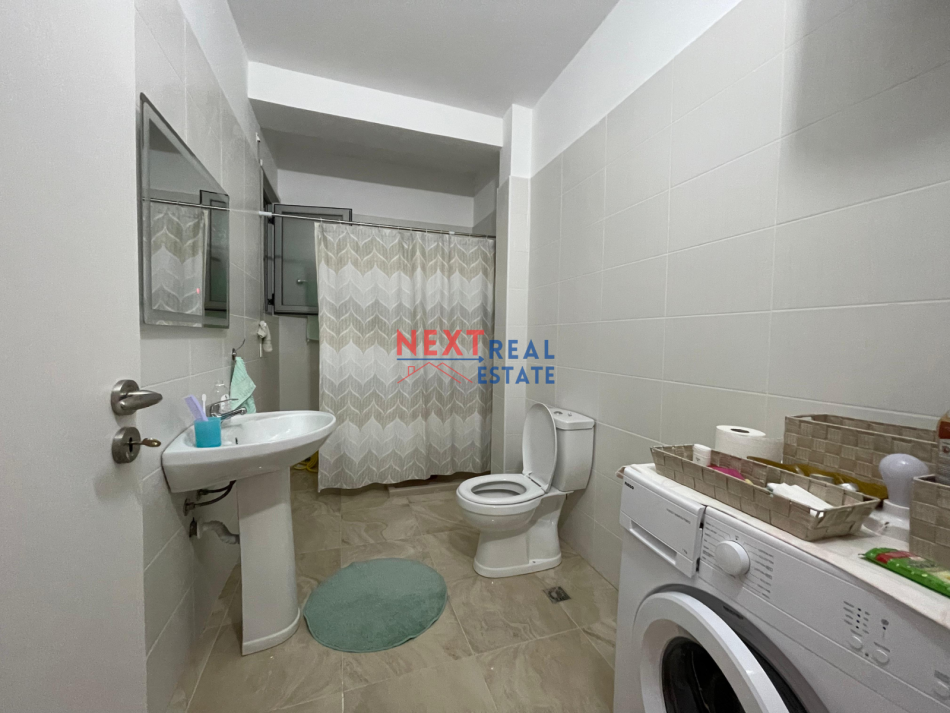 Vlore, jepet me qera apartament 1+1+Ballkon , 86 m² 350 € (LUNGOMARE)