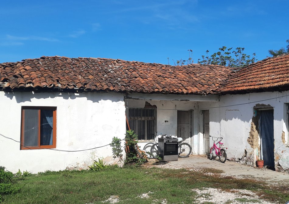 Kruje, shitet 300 m2 Truall; 150 m2 Ndertese;   912.000 Leke (Nikel)