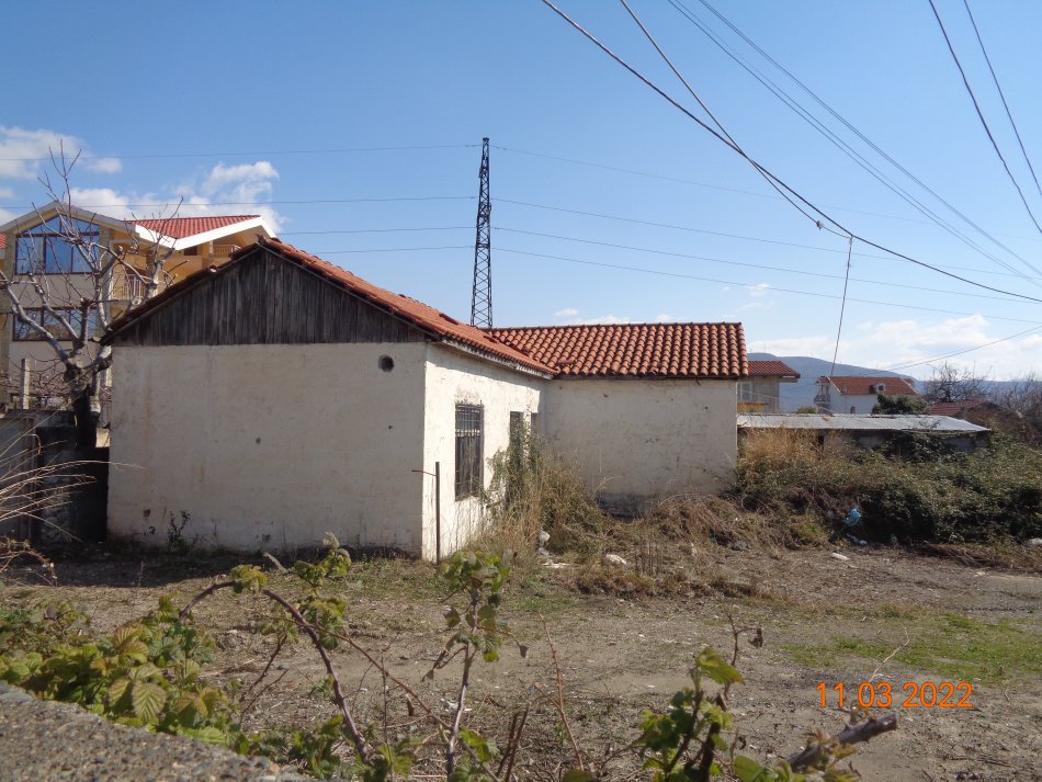 Lezhe - Ishull, Shitet truall me siperfaqe 200 m² dhe Ndertese me siperfaqe 61 m², 3,300,000 Leke