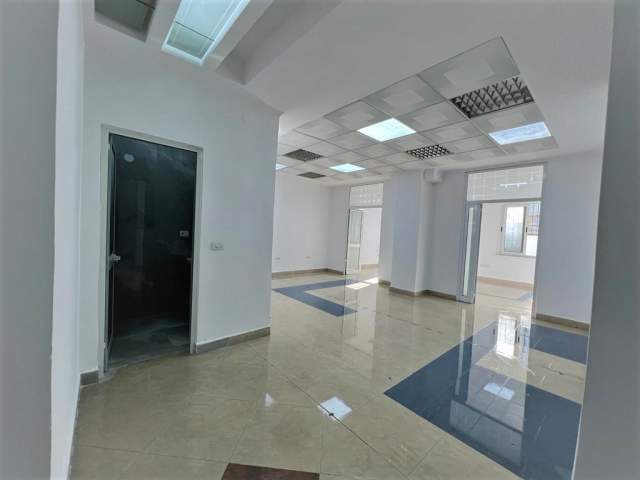 Tirane, jepet me qera ambjent biznesi Kati 1, 130 m² 1.500 Euro (Prane Tajvanit)