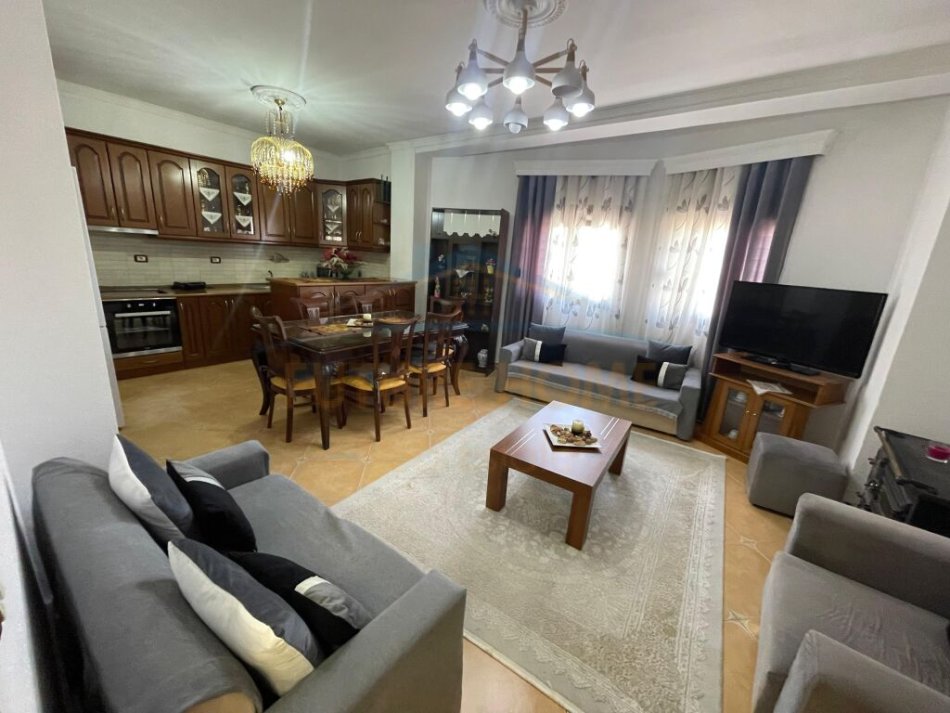 Korce, jepet me qera apartament 2+1 Kati 2, 80 m² 300 € (Lagjia 3, Korçë)