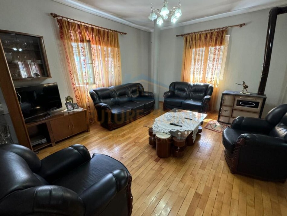 Korce, jepet me qera apartament 2+1+Ballkon Kati 2, 100 m² 250 € (Km 5 Korçë - Pogradec (Biranj))