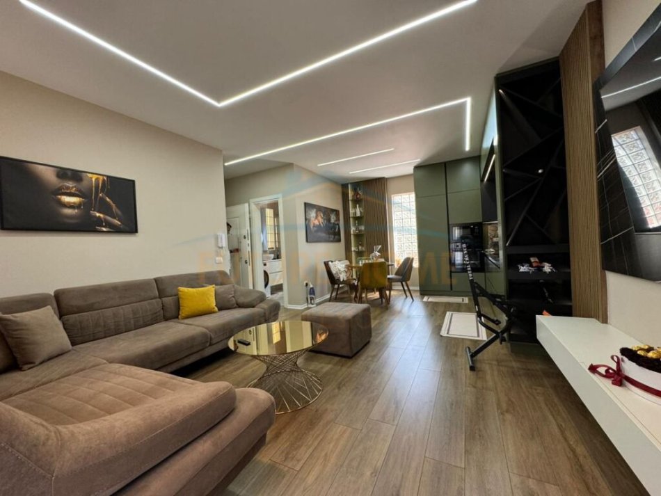 Korce, jepet me qera apartament 1+1 Kati 2, 65 m² 400 € (Lagjia 1)