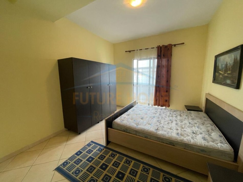 Korce, jepet me qera apartament 1+1 Kati 2, 68 m² 200 € (Trekëndeshi, Korçë)