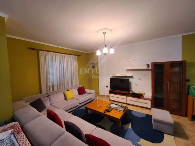Tirane, jepet me qera Vile 2+1+A+BLK Kati 3, 100 m² 400 Euro (Qyteti Studenti)