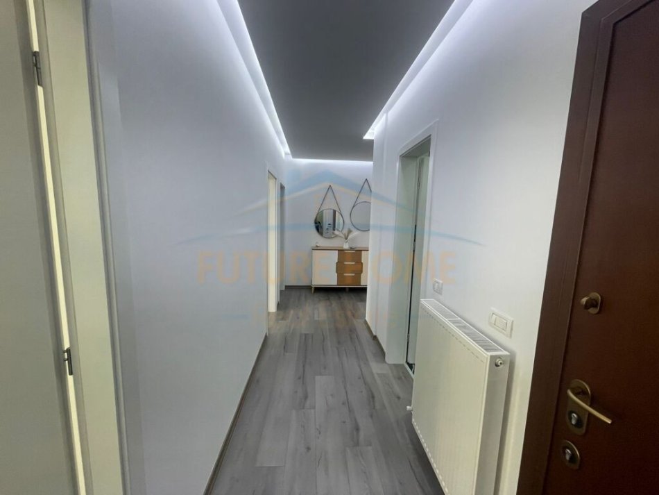 Korce, shitet apartament 3+1+Ballkon Kati 3, 115 m² 180.000 € (Terminali, Korce)