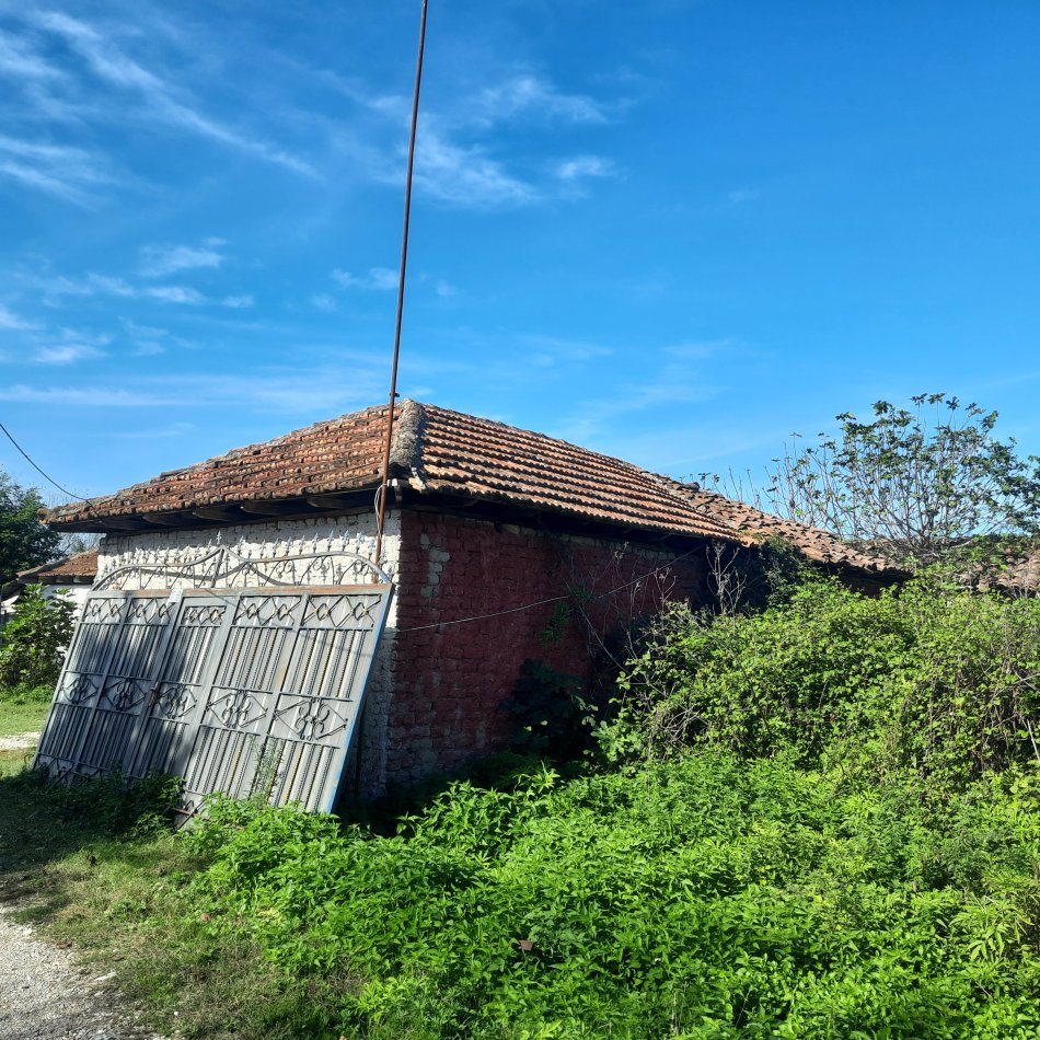 Kruje, shitet 300 m2 Truall; 150 m2 Ndertese;   912.000 Leke (Nikel)