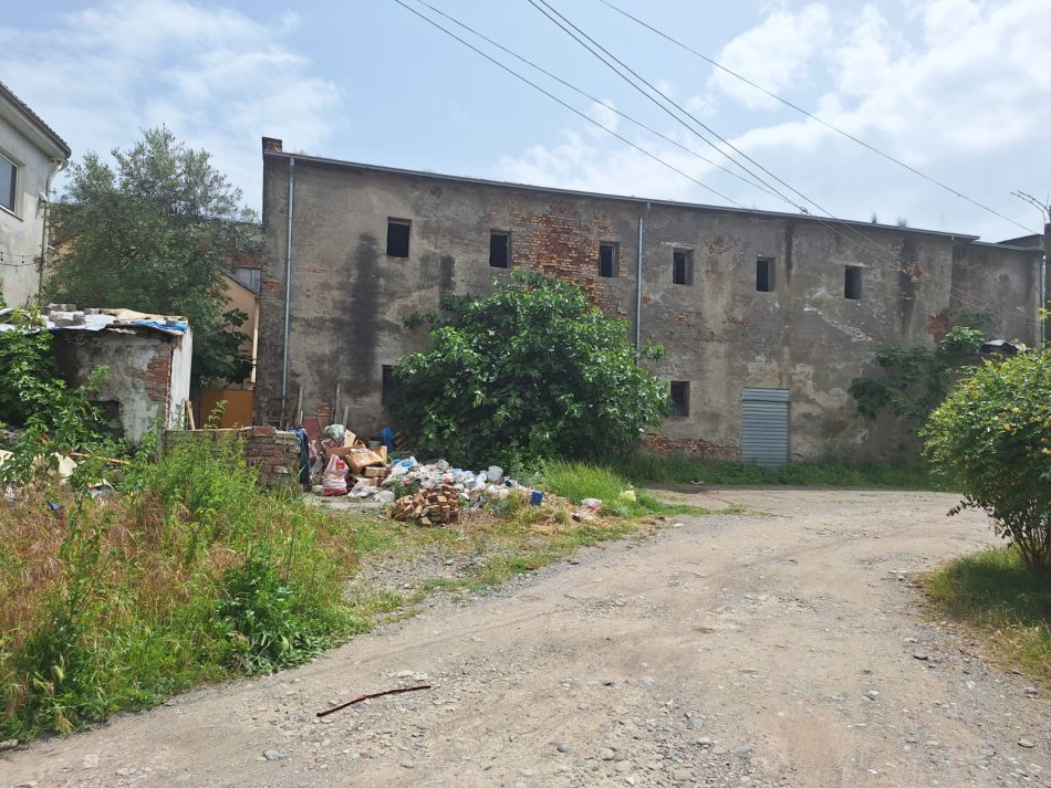 Shkoder, Shitet Truall me siperfaqe 367.5 m² dhe Ndertese 2 kate me siperfaqe baze 367.5 m², 7,200,000 Leke