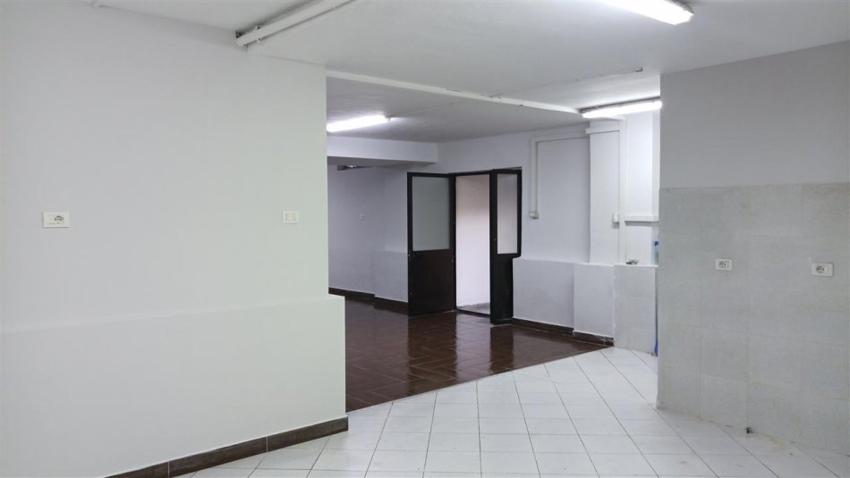 Tirane, jepet me qera ambjent biznesi Kati -1, 110 m² 430 € (Bulevardi Bajram Curri , Rruga Irfan Tomini)