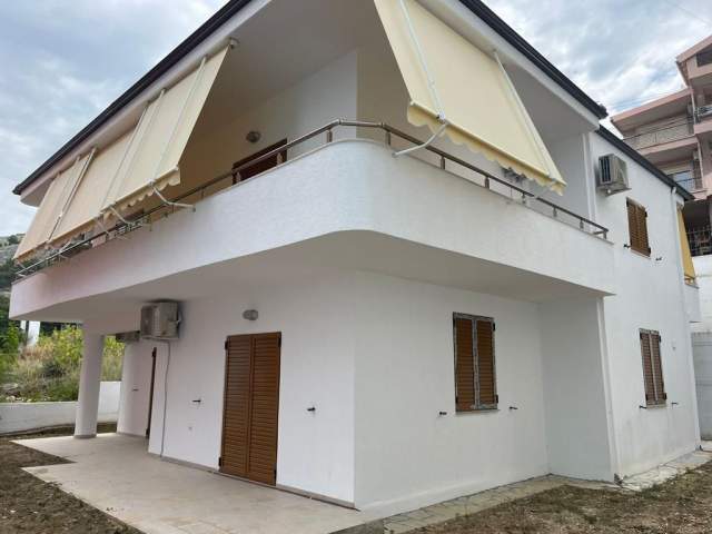 Shitet Vile 2 kateshe , siperfaqe 140 m²(secili kat)  300.000 Euro (Sarande)