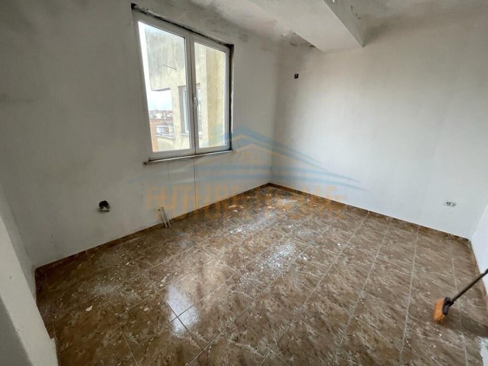 Korce, shitet apartament 2+1+Ballkon Kati 4, 130 m² 52.000 € (Lagjia 16, Korçë)