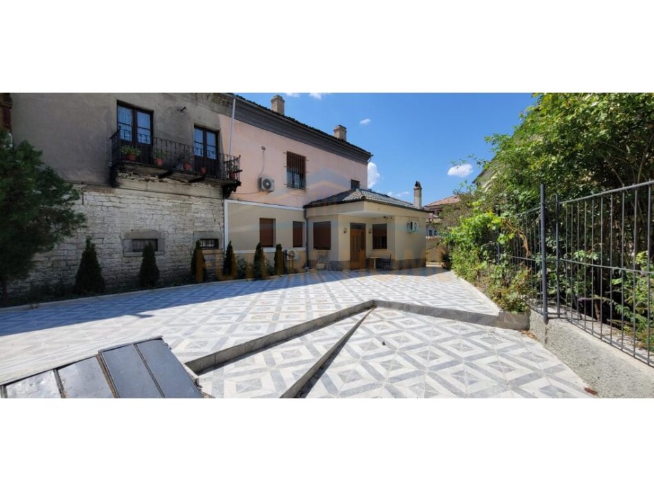 Korce, jepet me qera apartament 3+1 Kati 1, 600 € (Lagjia 12)