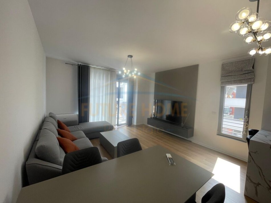 Korce, jepet me qera apartament 2+1 Kati 7, 126 m² 500 € (Terminali)