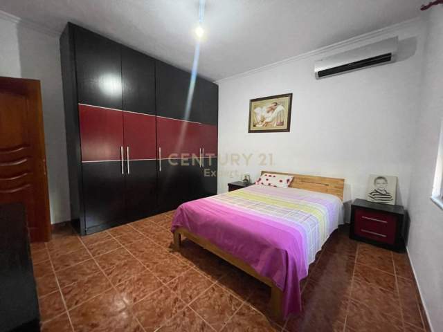 Tirane, jepet me qera Vile 2+1 Kati 1, 120 m² 300 Euro (Rruga Llazar Shapatini, Spitali Ushtarak)