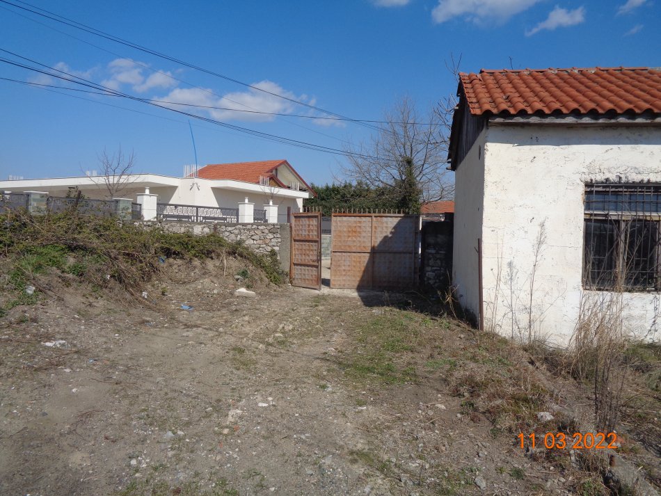 Lezhe - Ishull, Shitet truall me siperfaqe 200 m² dhe Ndertese me siperfaqe 61 m², 3,300,000 Leke