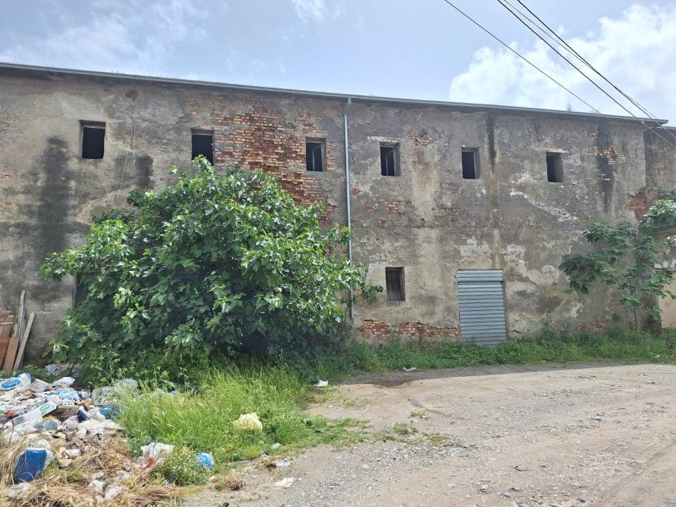 Shkoder, Shitet Truall me siperfaqe 367.5 m² dhe Ndertese 2 kate me siperfaqe baze 367.5 m², 7,200,000 Leke