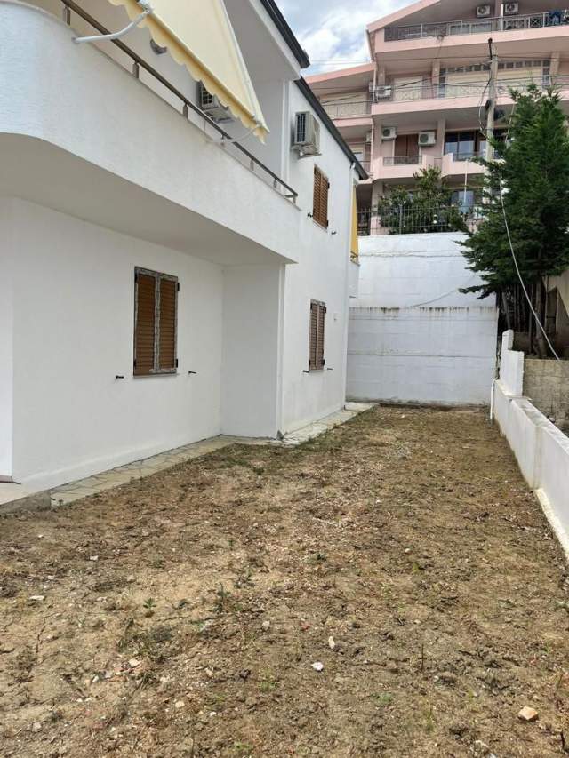 Shitet Vile 2 kateshe , siperfaqe 140 m²(secili kat)  300.000 Euro (Sarande)