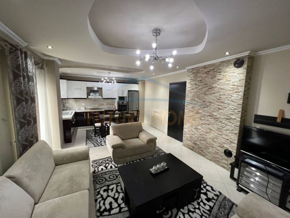 Korce, jepet me qera apartament 2+1+Ballkon Kati 7, 124 m² 350 € (Terminali i Autobuzave, Korçë)