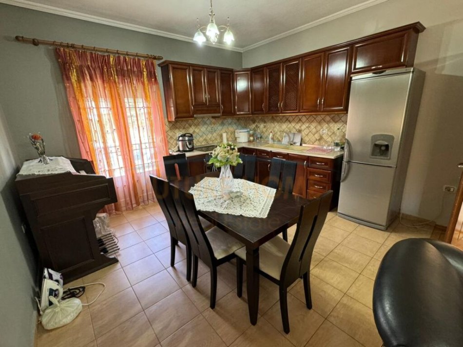 Korce, jepet me qera apartament 2+1+Ballkon Kati 2, 100 m² 250 € (Km 5 Korçë - Pogradec (Biranj))